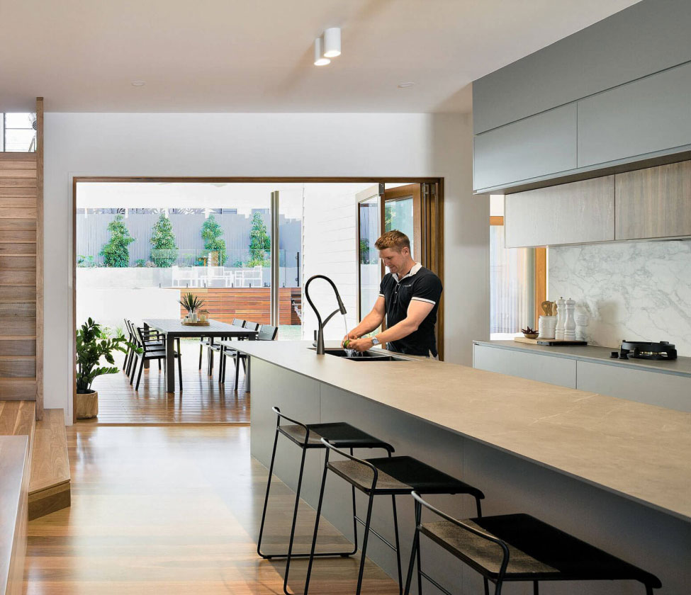rev_home5_1.jpg